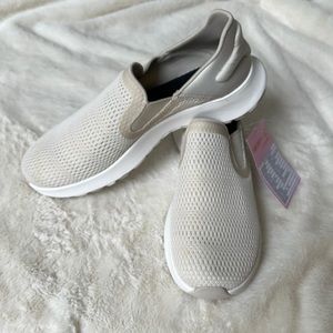 NWT Women’s Merrell size 8 Slip On Sneakers